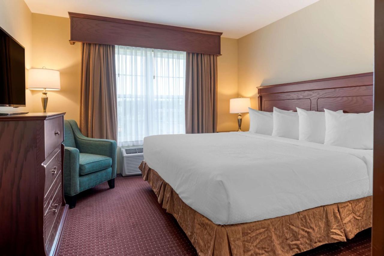 Best Western Plus Fredericton Hotel & Suites Eksteriør billede