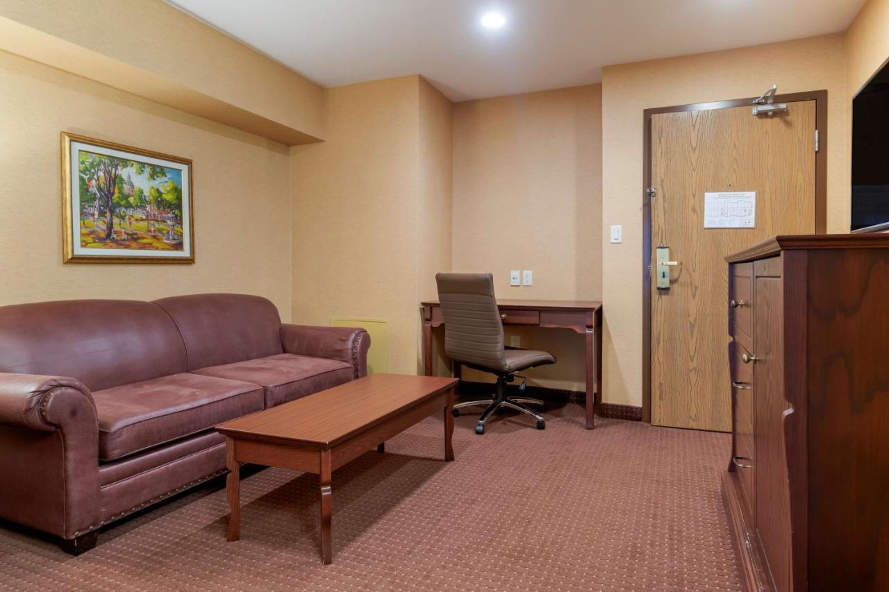 Best Western Plus Fredericton Hotel & Suites Eksteriør billede